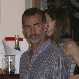 Le roi Felipe VI et la reine Letizia d'Espagne quittent La Llonja del Mar, un de leurs restaurants favoris, le 23 août 2016 à Madrid. Ils ont dîné en amoureux après être allés voir le film Everybody Wants Some!! dans un cinéma voisin.