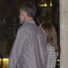 Le roi Felipe VI et la reine Letizia d'Espagne quittent La Llonja del Mar, un de leurs restaurants favoris, le 23 août 2016 à Madrid. Ils ont dîné en amoureux après être allés voir le film Everybody Wants Some!! dans un cinéma voisin.