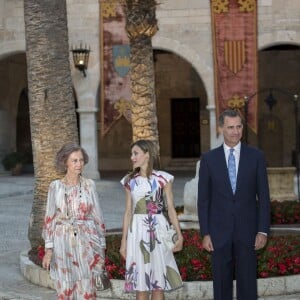 Le roi Felipe VI et la reine Letizia d'Espagne ainsi que la reine Sofia lors de la réception annuelle au palais de Almudaina à Palma de Majorque, le 7 août 2016.