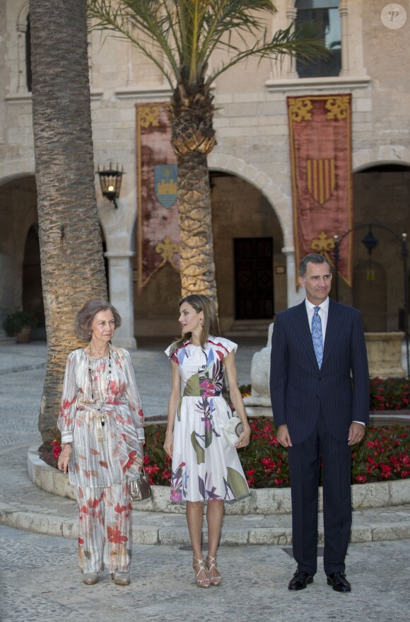 Le roi Felipe VI et la reine Letizia d'Espagne ainsi que la reine Sofia lors de la réception annuelle au palais de Almudaina à Palma de Majorque, le 7 août 2016.