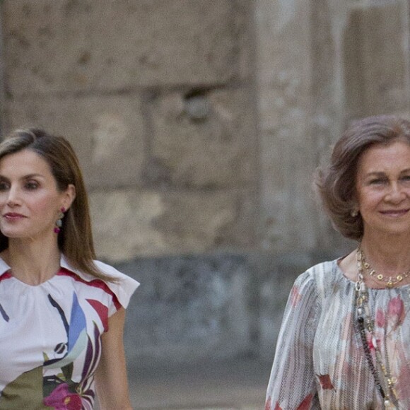 Le roi Felipe VI et la reine Letizia d'Espagne ainsi que la reine Sofia lors de la réception annuelle au palais de Almudaina à Palma de Majorque, le 7 août 2016.