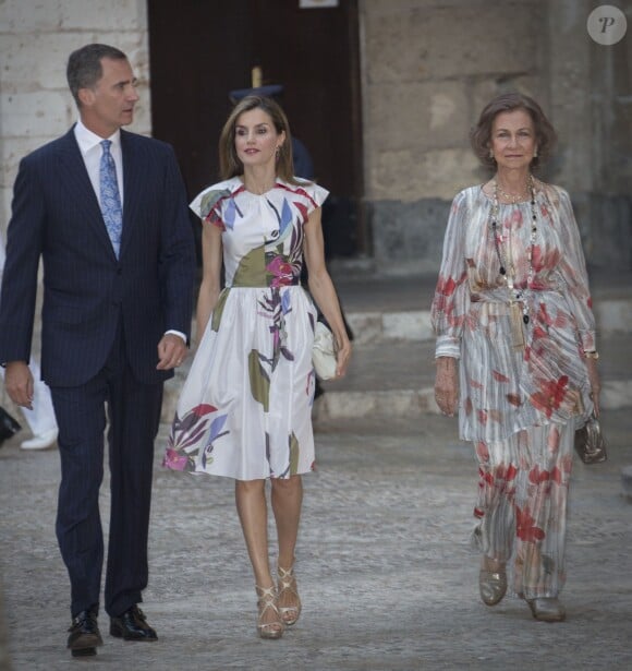 Le roi Felipe VI et la reine Letizia d'Espagne ainsi que la reine Sofia lors de la réception annuelle au palais de Almudaina à Palma de Majorque, le 7 août 2016.