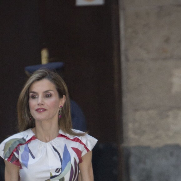 Le roi Felipe VI et la reine Letizia d'Espagne ainsi que la reine Sofia lors de la réception annuelle au palais de Almudaina à Palma de Majorque, le 7 août 2016.