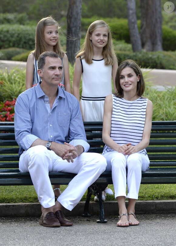Le roi Felipe VI et la reine Letizia d'Espagne avec leurs filles les princesses Leonore et Sofia au palais de Marivent à Palma de Majorque, le 4 août 2016.