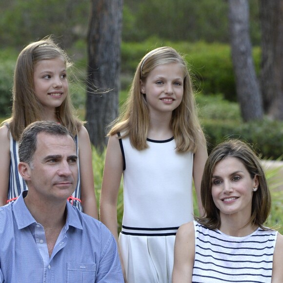 Le roi Felipe VI et la reine Letizia d'Espagne avec leurs filles les princesses Leonore et Sofia au palais de Marivent à Palma de Majorque, le 4 août 2016.