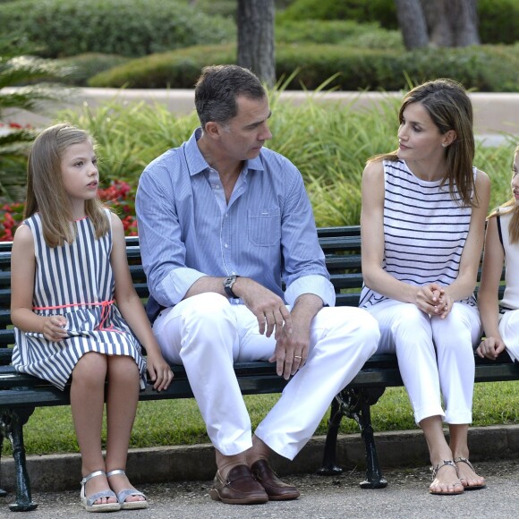 Le roi Felipe VI et la reine Letizia d'Espagne avec leurs filles les princesses Leonore et Sofia au palais de Marivent à Palma de Majorque, le 4 août 2016.