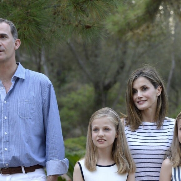 Le roi Felipe VI et la reine Letizia d'Espagne avec leurs filles les princesses Leonore et Sofia au palais de Marivent à Palma de Majorque, le 4 août 2016.