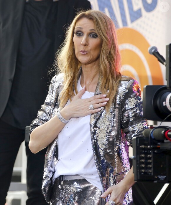 Céline Dion donne un concert lors de sa participation à l'émission "Today" de la chaîne NBC au Rockefeller Plaza à New York, le 22 juillet 2016.