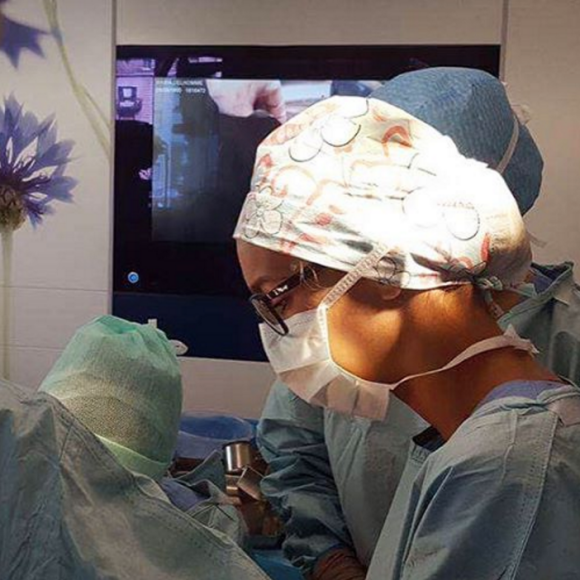 Marine Lorphelin en plein cours au bloc opératoire, à Lyon le 24 août 2016.
