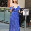 Jaime King arbore son sticker "I voted" sur sa longue robe bleue dans les rues de Beverly Hills. Le 7 juin 2016