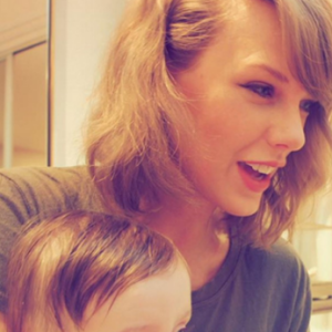Taylor Swift fête les six mois de Leo Thames, le fils de Jaime King dont elle est la marraine. Photo publiée sur Instagram en janvier 2016