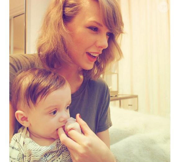 Taylor Swift fête les six mois de Leo Thames, le fils de Jaime King dont elle est la marraine. Photo publiée sur Instagram en janvier 2016
