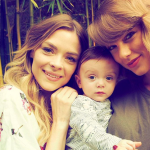Jaime King fête les six mois de son fils Leo Thames avec sa marraine, la popstar Taylor Swift. Photo publiée sur Instagram en janvier 2016