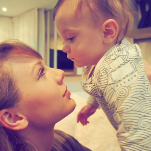 Jaime King fête les six mois de son fils Leo Thames avec sa marraine, la popstar Taylor Swift. Photo publiée sur Instagram en janvier 2016