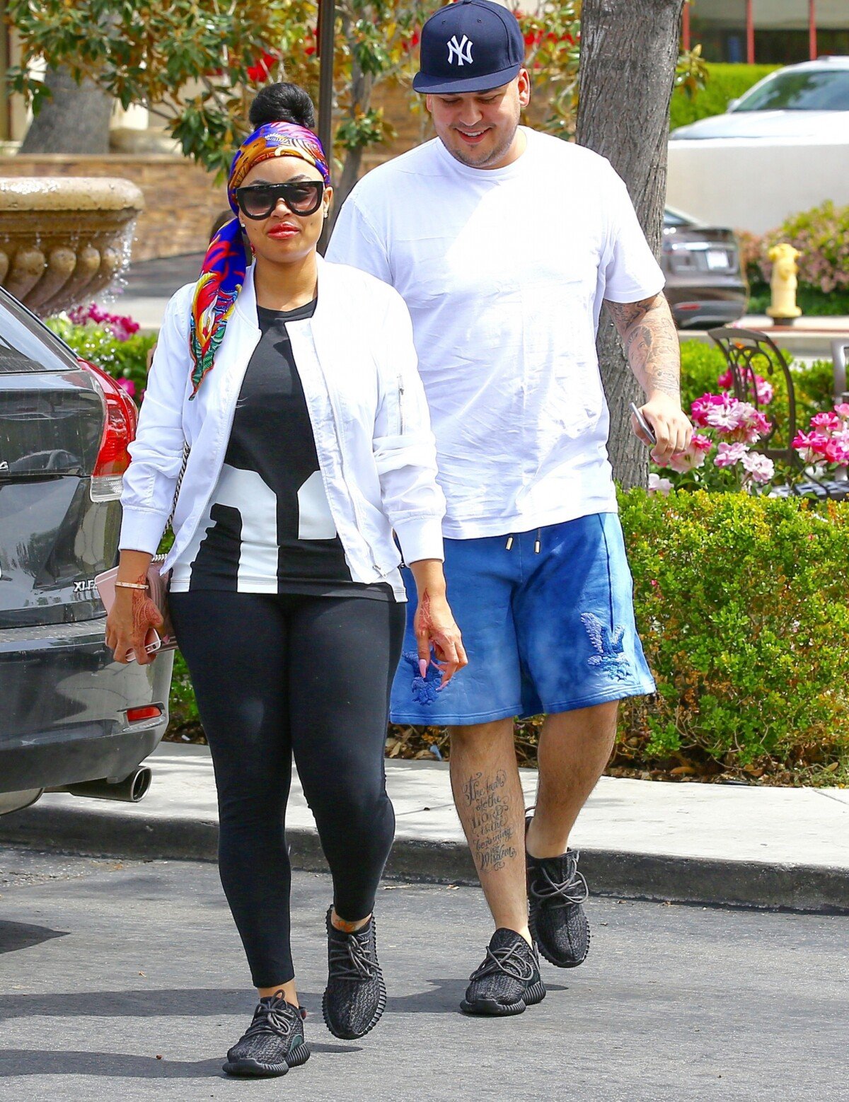 Photo : Rob Kardashian et sa fiancée Blac Chyna se promènent dans les rues  de Los Angeles, le 6 avril 2016 - Purepeople