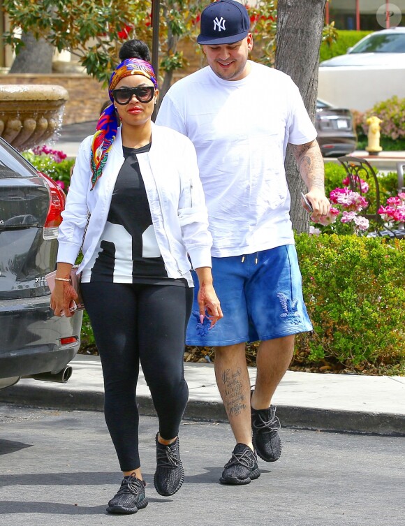 Rob Kardashian et sa fiancée Blac Chyna se promènent dans les rues de Los Angeles, le 6 avril 2016