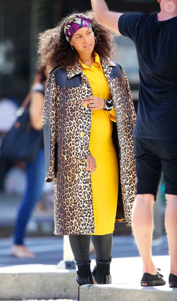 Alicia Keys porte un manteau imprimé léopard à New York le 11 juillet 2016.
