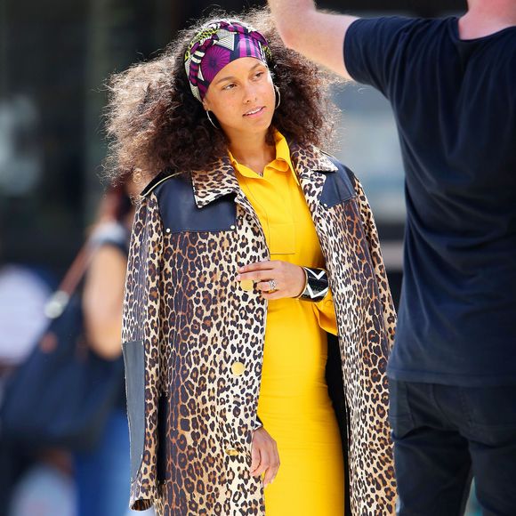 Alicia Keys porte un manteau imprimé léopard à New York le 11 juillet 2016.