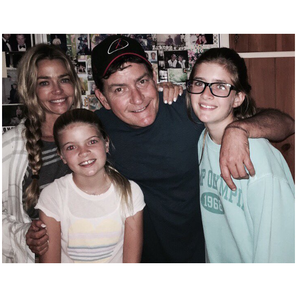 Charlie Sheen avec ses filles Sam et Lola ainsi que son ex-femme Denise Richards. Photo publiée sur Instagram, le 1er septembre 2016