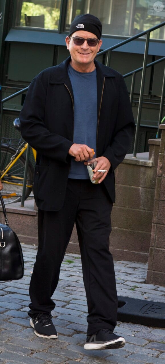 Exclusif - Charlie Sheen de bonne humeur dans la rue à Stockholm le 14 juin 2016.