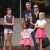 Denise Richards est allée déjeuner accompagnée de ses filles Sam, Lola et Eloise et de son père et sa compagne au restaurant Beverly Glen Deli à Bel-Air, le 14 septembre 2015