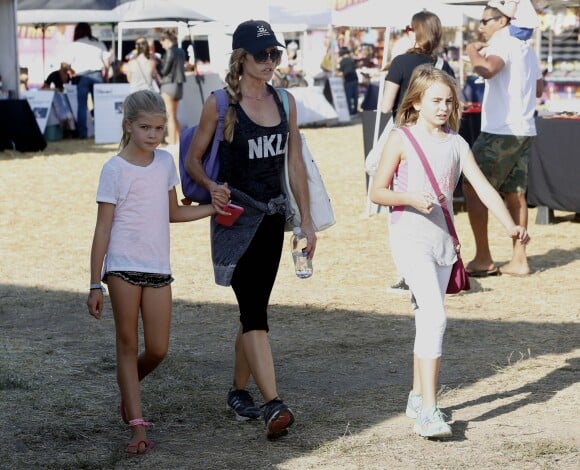 Denise Richards emmène ses enfants Sam, Lola et Eloise dans un parc d'attractions à Malibu, le 5 septembre 2015