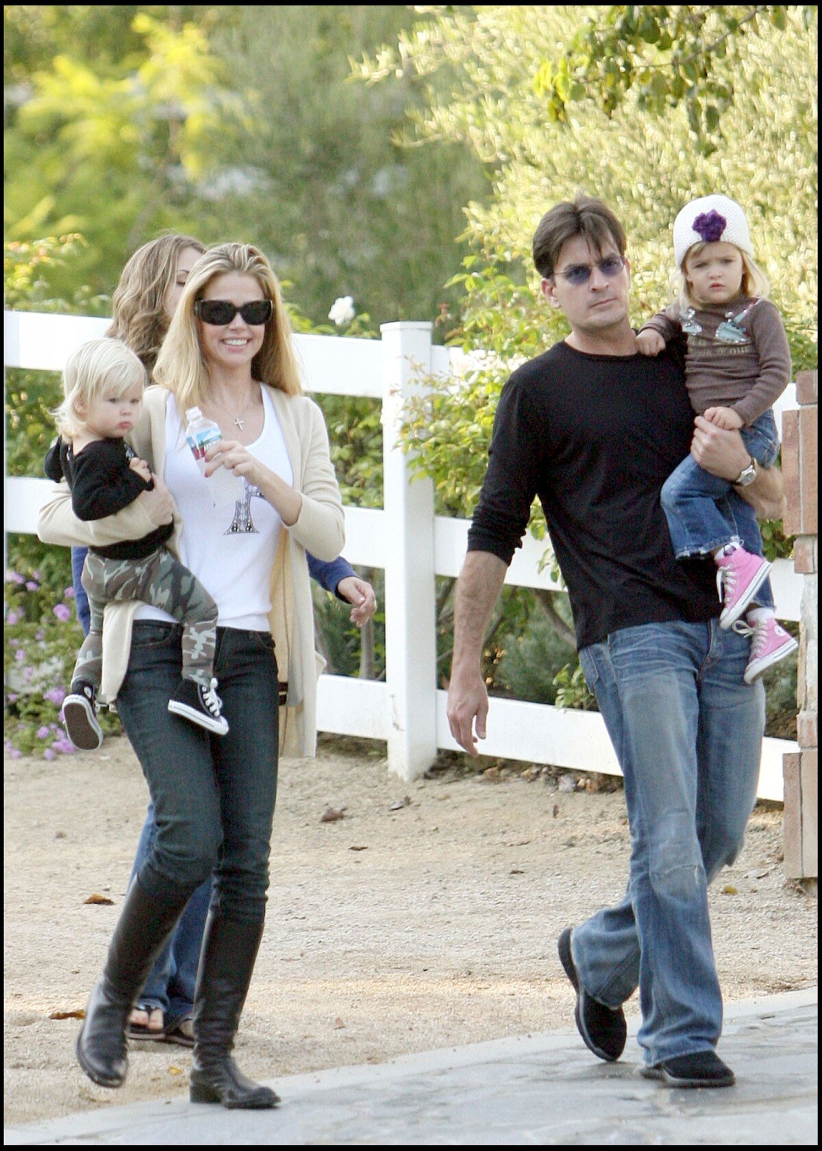 Charlie Sheen, son ex Denise Richards et leurs filles enfin réunis et  complices - Purepeople