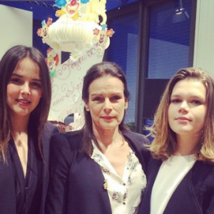 La princesse Stéphanie de Monaco entre ses filles Pauline Ducruet et Camille Gottlieb au moment de son 50e anniversaire, en février 2015. Photo Instagram.