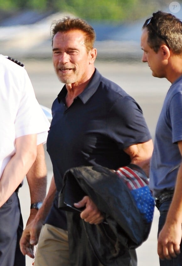 Exclusif - Arnold Schwarzenegger prend l'avion à l'aéroport de Santa Monica, le 29 août 2016