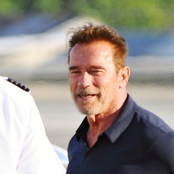 Exclusif - Arnold Schwarzenegger prend l'avion à l'aéroport de Santa Monica, le 29 août 2016