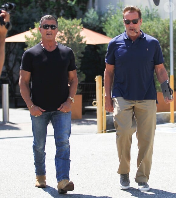 Exclusif - Arnold Schwarzenegger et Sylvester Stallone vont déjeuner ensemble au restaurant Ebaldi à Beverly Hills, le 29 août 2016. A la sortie du restaurant, Arnold a fumé un cigare avant de monter à bord de sa Bugatti.