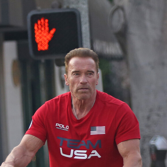 Exclusif - Arnold Schwarzenegger fait du vélo avec son fils Joseph Baena dans les rues de Venice. Plus il grandit, plus le fils illégitime de l'acteur star de la saga Terminator ressemble à son paternel! Le 25 août 2016