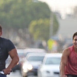 Exclusif - Arnold Schwarzenegger fait du vélo avec son fils Joseph Baena dans les rues de Venice. Plus il grandit, plus le fils illégitime de l'acteur star de la saga Terminator ressemble à son paternel! Le 25 août 2016