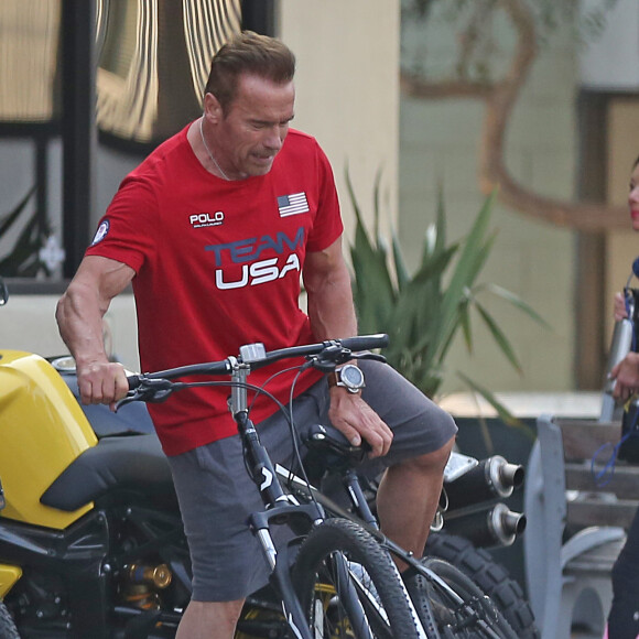 Exclusif - Arnold Schwarzenegger fait du vélo avec son fils Joseph Baena dans les rues de Venice. Plus il grandit, plus le fils illégitime de l'acteur star de la saga Terminator ressemble à son paternel! Le 25 août 2016