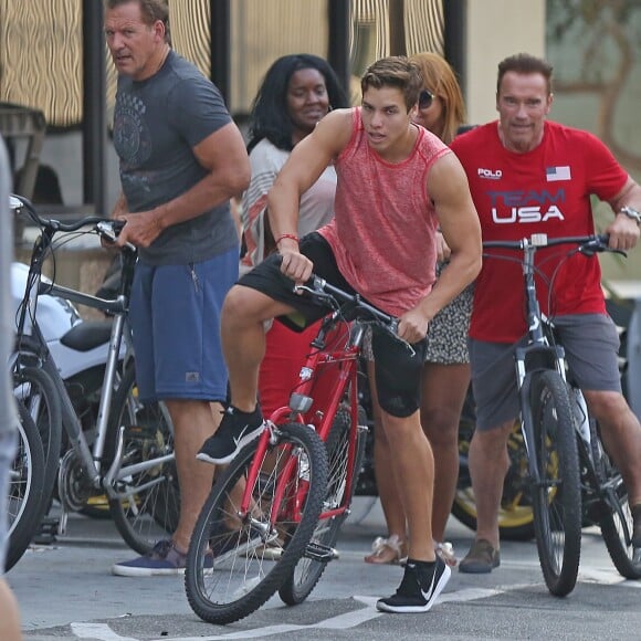 Exclusif - Arnold Schwarzenegger fait du vélo avec son fils Joseph Baena dans les rues de Venice. Plus il grandit, plus le fils illégitime de l'acteur star de la saga Terminator ressemble à son paternel! Le 25 août 2016