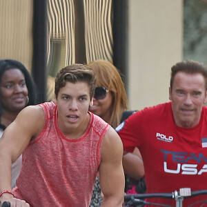 Exclusif - Arnold Schwarzenegger fait du vélo avec son fils Joseph Baena dans les rues de Venice. Plus il grandit, plus le fils illégitime de l'acteur star de la saga Terminator ressemble à son paternel! Le 25 août 2016