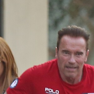 Exclusif - Arnold Schwarzenegger fait du vélo avec son fils Joseph Baena dans les rues de Venice. Plus il grandit, plus le fils illégitime de l'acteur star de la saga Terminator ressemble à son paternel! Le 25 août 2016