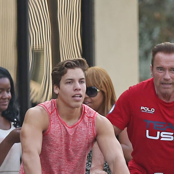 Exclusif - Arnold Schwarzenegger fait du vélo avec son fils Joseph Baena dans les rues de Venice. Plus il grandit, plus le fils illégitime de l'acteur star de la saga Terminator ressemble à son paternel! Le 25 août 2016