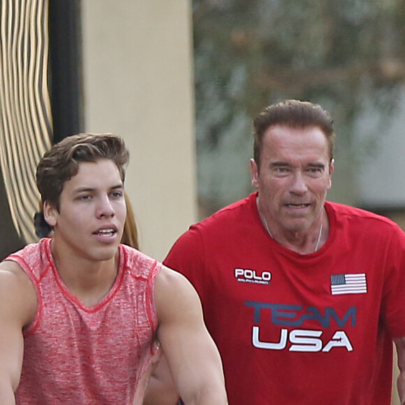 Exclusif - Arnold Schwarzenegger fait du vélo avec son fils Joseph Baena dans les rues de Venice. Plus il grandit, plus le fils illégitime de l'acteur star de la saga Terminator ressemble à son paternel! Le 25 août 2016