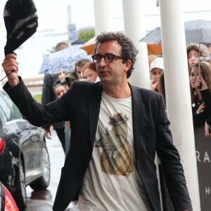 Cyrille Eldin (Eldin Reporter) devant son hôtel avec des fans à Cannes lors du 69e Festival International du Film de Cannes le 14 mai 2016