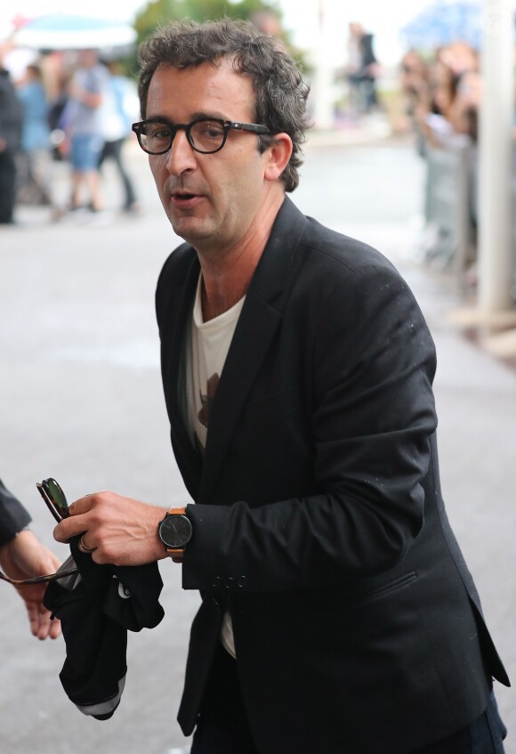 Cyrille Eldin (Eldin Reporter) devant son hôtel avec des fans à Cannes lors du 69e Festival International du Film de Cannes le 14 mai 2016