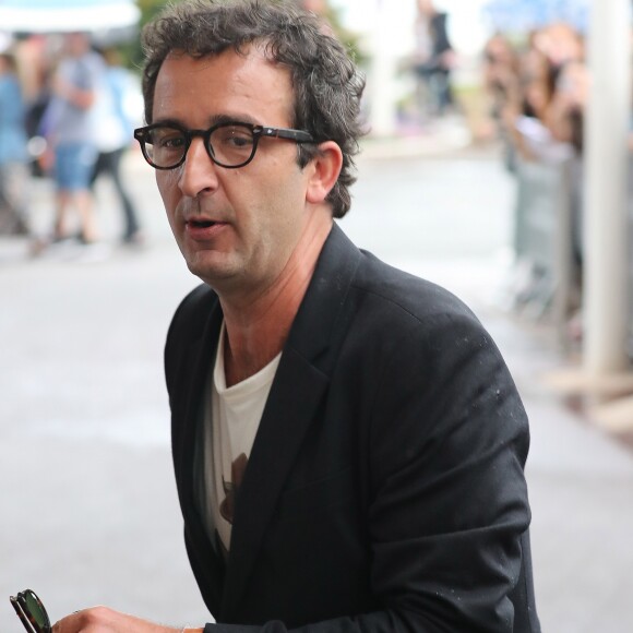 Cyrille Eldin (Eldin Reporter) devant son hôtel avec des fans à Cannes lors du 69e Festival International du Film de Cannes le 14 mai 2016