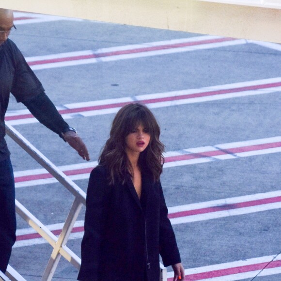 Selena Gomez arrive à l'aéroport de Sydney, Australie, le 8 août 2016.