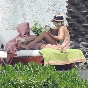 Exclusif - Justin Bieber et sa compagne Sofia Richie jouent et se relaxent sur un transat à Cabo San Luca dans leur residence de vacances le 29 août 2016.