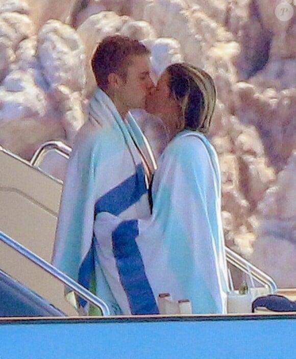 Exclusif - Justin Bieber et sa compagne Sofia Richie en vacances romantique sur un yacht à Los Cabos au Mexique le 28 août 2016
