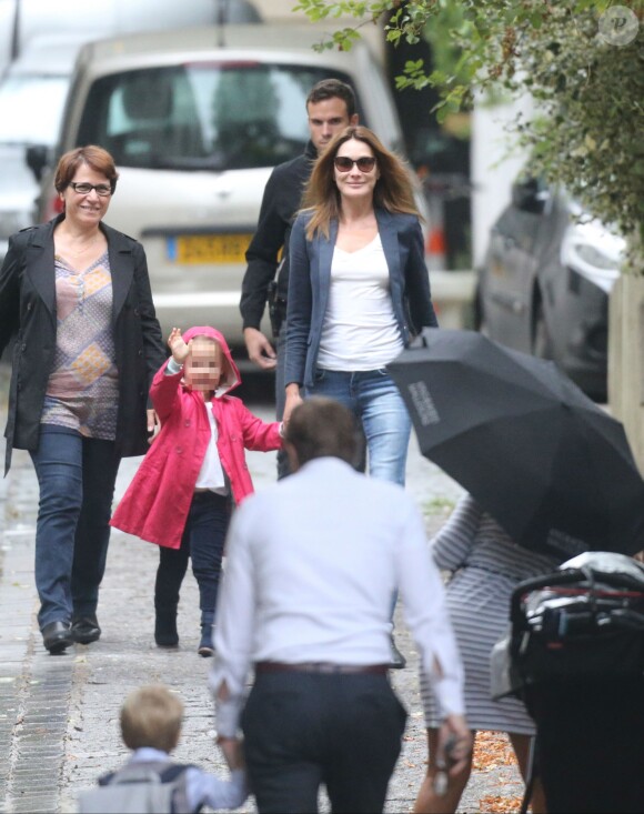 Giulia Sarkozy fait sa rentrée des classes accompagnée par sa maman Carla Bruni-Sarkozy, à Paris le 5 septembre 2016.