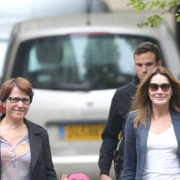 Giulia Sarkozy fait sa rentrée des classes accompagnée par sa maman Carla Bruni-Sarkozy, à Paris le 5 septembre 2016.