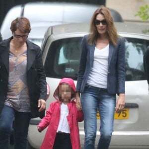 Giulia Sarkozy fait sa rentrée des classes accompagnée par sa maman Carla Bruni-Sarkozy, à Paris le 5 septembre 2016.