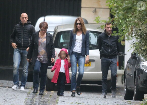 Giulia Sarkozy fait sa rentrée des classes accompagnée par sa maman Carla Bruni-Sarkozy, à Paris le 5 septembre 2016.
