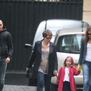 Giulia Sarkozy fait sa rentrée des classes accompagnée par sa maman Carla Bruni-Sarkozy, à Paris le 5 septembre 2016.